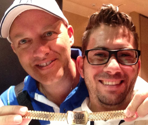 Enrico con Davide Suriano e il suo braccialetto