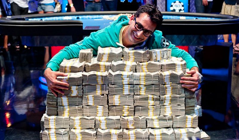 Antonio Esfandiari con la vincita del Big One