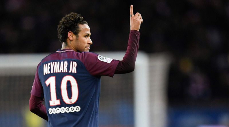 Neymar con la maglia numero 10 del PSG
