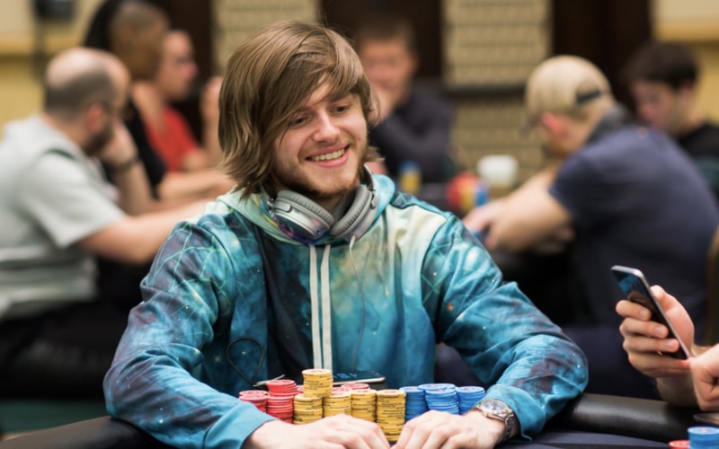 Bankroll Challenge per Charlie Carrel: “Da 50 a $10.000, anche se non sono più un pro”