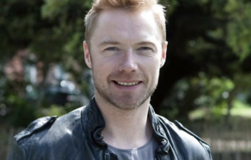 Poker & Gossip – Il cantante Ronan Keating attacca Leonardo DiCaprio: “Non paga i debiti”