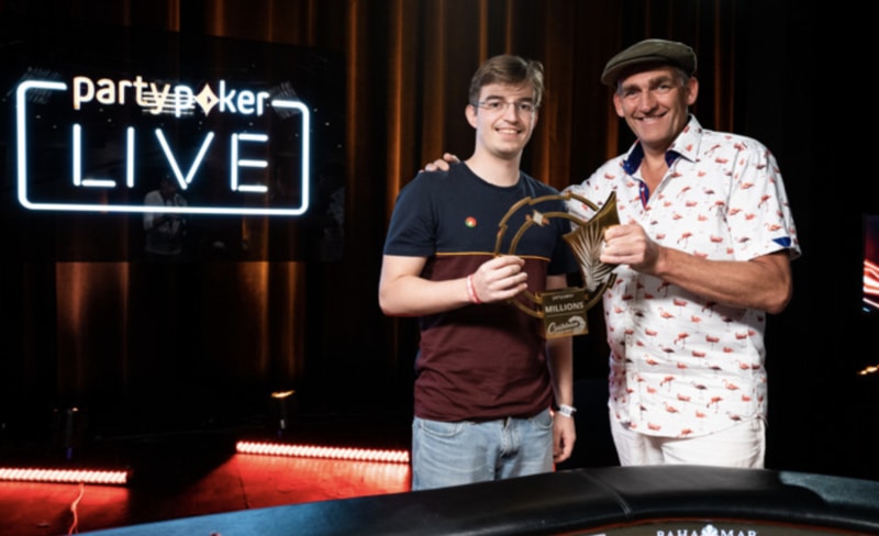Filipe Oliveira riceve il premio (foto by pokernews)