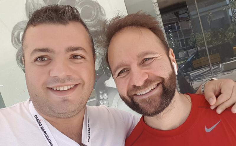 Alessandro 'sguaratovic' De Leo con Negreanu alla sua sinistra
