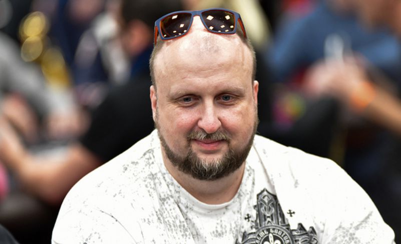 Il chipleader Denis Kushnerov (Foto Blog WPT)