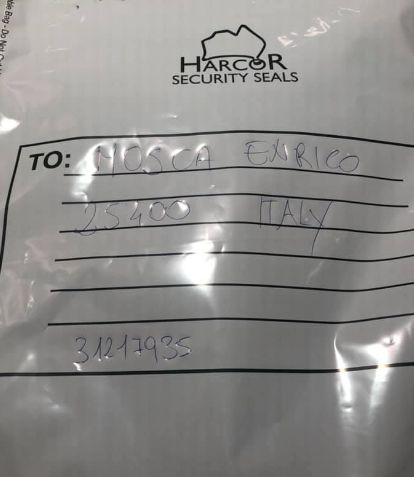 La busta con le chips di Enrico