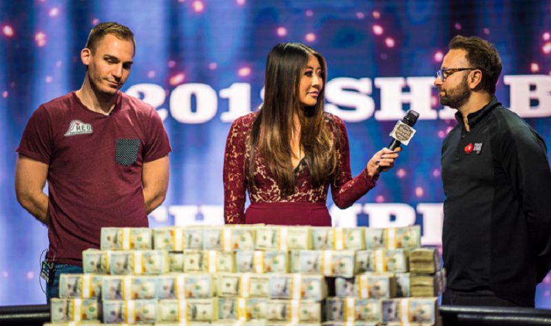 ZeeJustin durante un evento milionario con Daniel Negreanu ZeeJustin durante un evento milionario con Daniel Negreanu