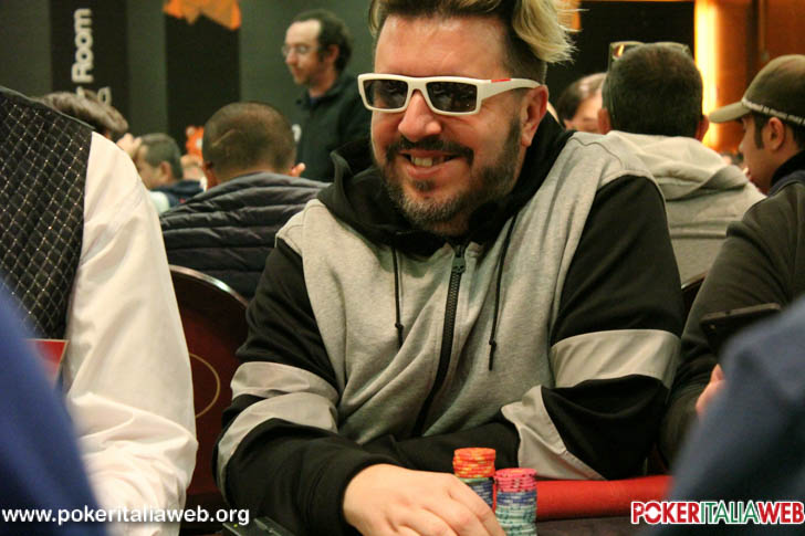 Poker Live – Tana delle Tigri Cup, Max Pescatori e Davide Suriano non deludono al Day 1. Chipleader Francesco Favaloro!
