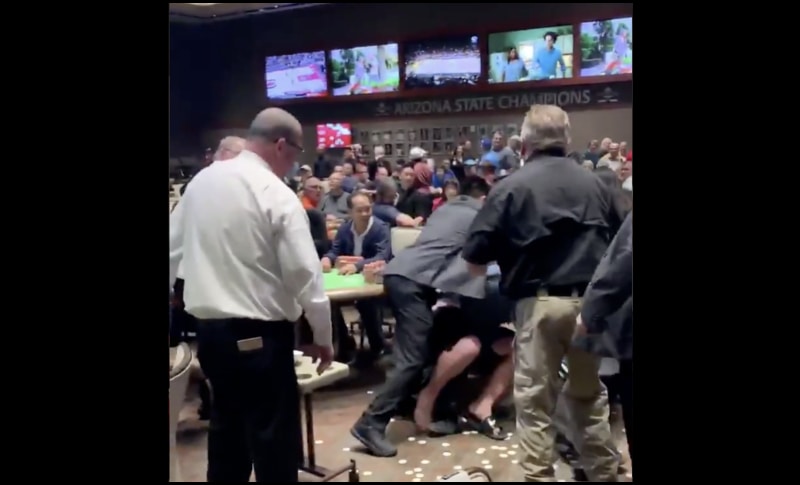Giocatore di poker perde la testa per un Missed Blind, un tilt che finisce con un placcaggio da football americano (VIDEO)
