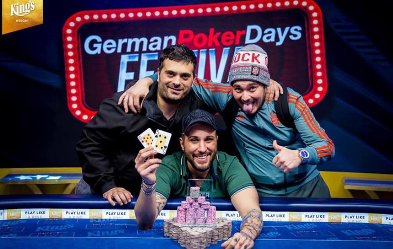 La gioia di Nicola che festeggia con gli amici (Foto King's Casino)