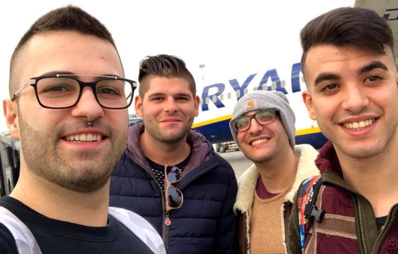 Andrea Shehadeh con un gruppo di amici e suo fratello Fares