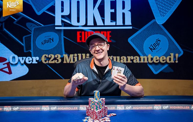 Burns con il 2° braccialetto vinto in pochi giorni (Foto Blog WSOP)