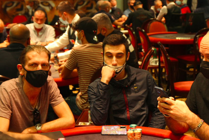 Tana delle Tigri, Report Live. Chipcount, Cosimo Bisogno sempre al comando, sale anche Sergio Saviani. Michael Grisonà a 500K. Eliminato Biccio Ascari