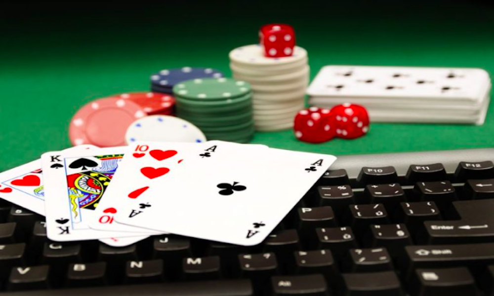 Giocatore italiano che partecipa a un torneo di poker online su piattaforma autorizzata ADM