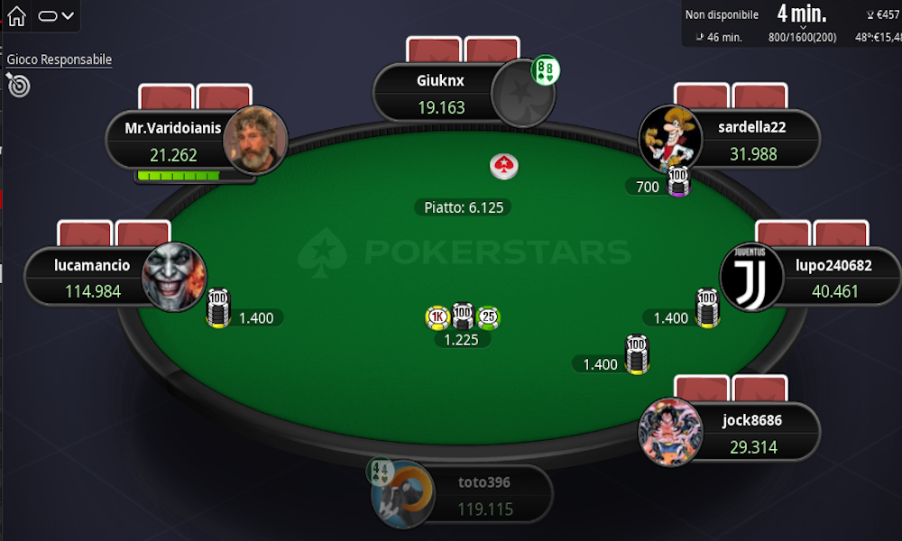 Interfaccia di un tavolo da torneo poker con chip e carte virtuali