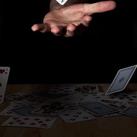 Impariamo a giocare a poker: cos’è il bluff e come sfruttarlo per vincere un piatto